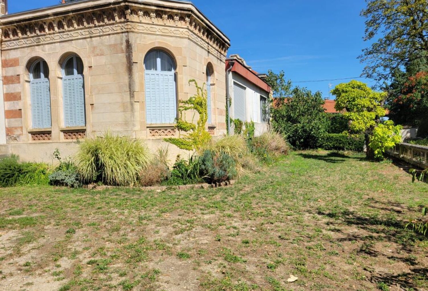 À LOUER – Maison de caractère meublée avec jardin privatif – IRIGNY — photo 1