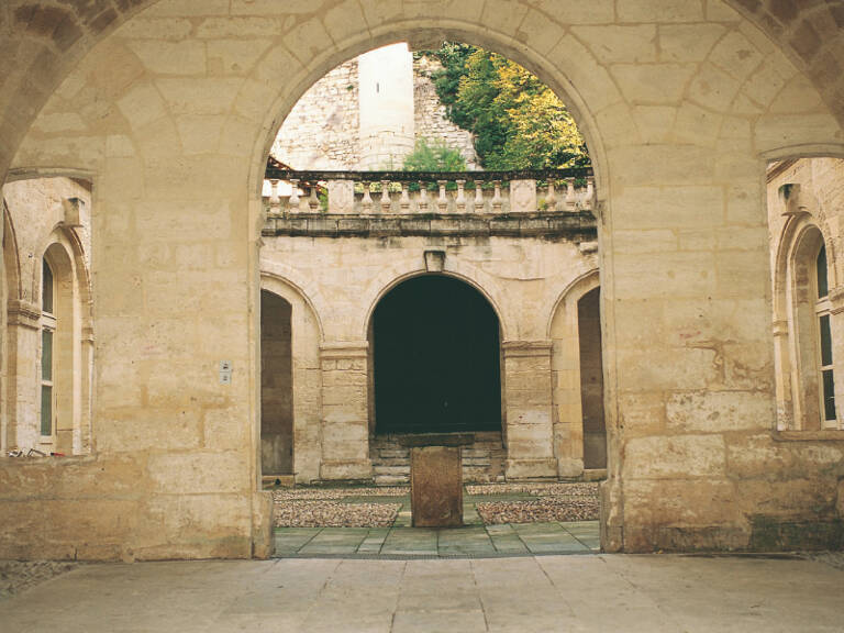 T2 bis - BEAUCAIRE - HOTEL CLAUSONNETTES — photo 1