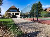 Propriété de caractère rare avec dépendance habitable, terrain de tennis et piscine sur sous sol complet. — photo 2