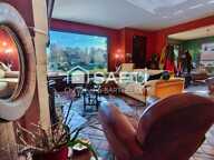 Propriété de caractère rare avec dépendance habitable, terrain de tennis et piscine sur sous sol complet. — photo 3