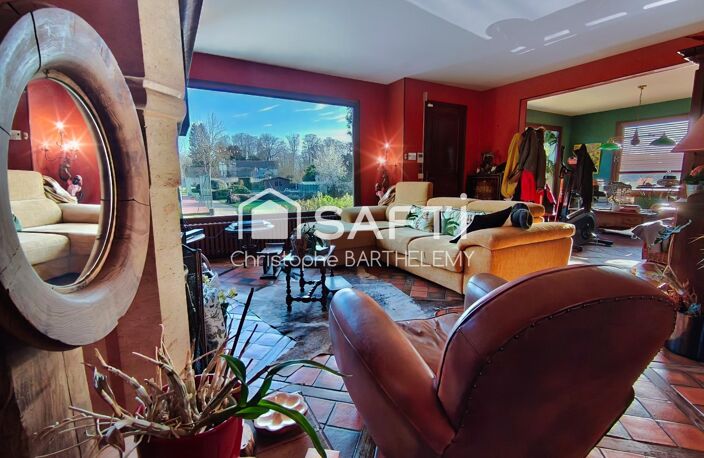 Propriété de caractère rare avec dépendance habitable, terrain de tennis et piscine sur sous sol complet. — photo 3