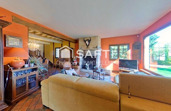 Propriété de caractère rare avec dépendance habitable, terrain de tennis et piscine sur sous sol complet. — photo 5