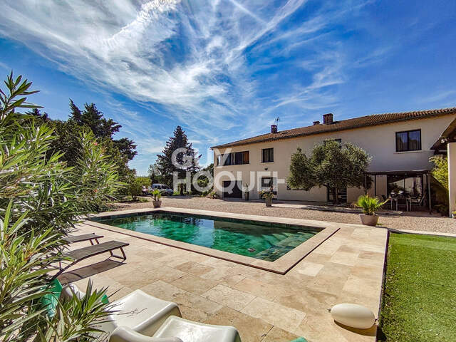 Carpentras - Maison R+1 - 279 m² (dont véranda 48 m²) - 5 chambres, 2 garages, Piscine et Forage — photo du bien