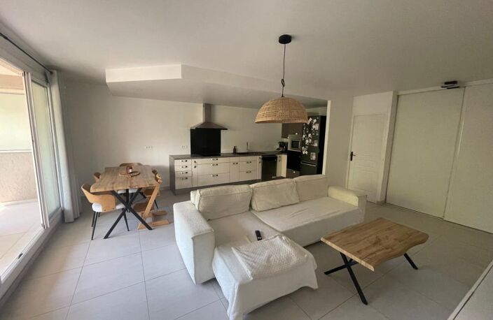 A VENDRE LA SEYNE SUR MER 83500 QUARTIER BALAGUIER SUPERBE APPARTEMENT T4 RENOVE VACE TERRASSE ET PARKING PRIVE — photo 2