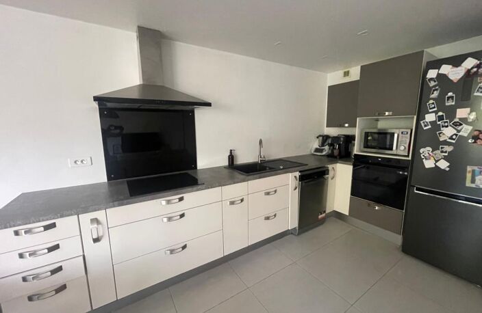 A VENDRE LA SEYNE SUR MER 83500 QUARTIER BALAGUIER SUPERBE APPARTEMENT T4 RENOVE VACE TERRASSE ET PARKING PRIVE — photo 3