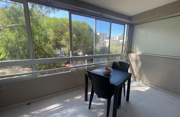 A VENDRE LA SEYNE SUR MER 83500 QUARTIER BALAGUIER SUPERBE APPARTEMENT T4 RENOVE VACE TERRASSE ET PARKING PRIVE — photo 4