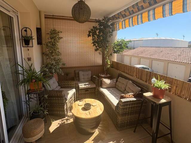 À VENDRE – SUPERBE T2 RÉNOVÉ AVEC GRAND BALCON ET CUISINE D’ÉTÉ – LA GARDE — photo du bien