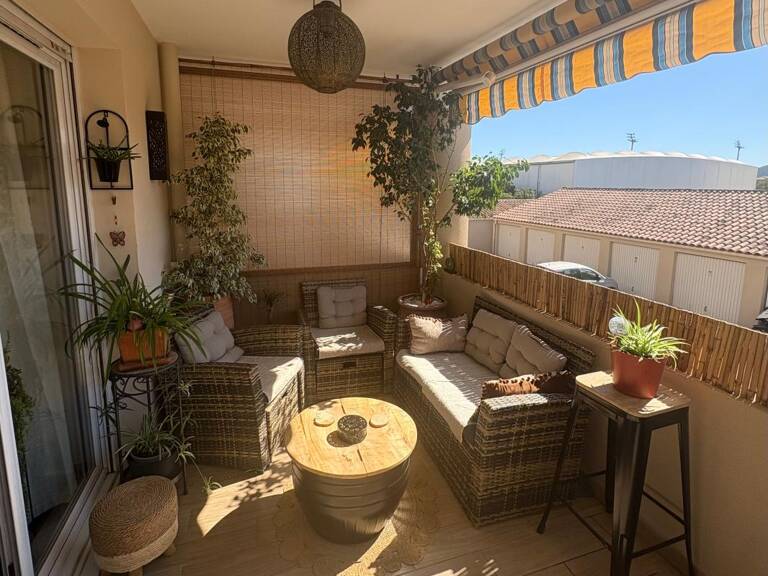 À VENDRE – SUPERBE T2 RÉNOVÉ AVEC GRAND BALCON ET CUISINE D’ÉTÉ – LA GARDE — photo 1