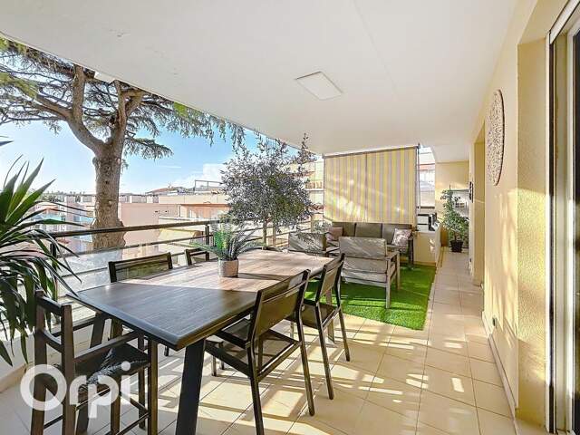 SAINT-RAPHAËL CENTRE – 3 PIÈCES HAUT DE GAMME – TERRASSE 27 M² – GARAGE — photo du bien