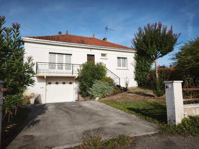 Maison de bourg pleine de potentiel à Les Brouzils — 103 m² sur 1 021 m² de terrain — photo du bien