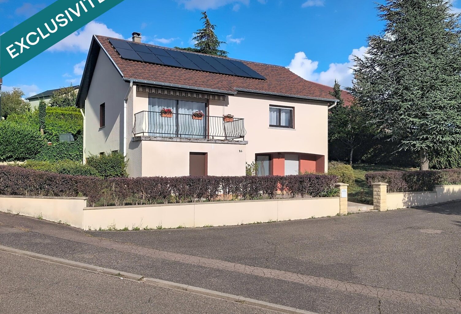 Une maison lumineuse et soigneusement entretenue, où les espaces de vie s'ouvrent naturellement sur les extérieurs. — photo 1
