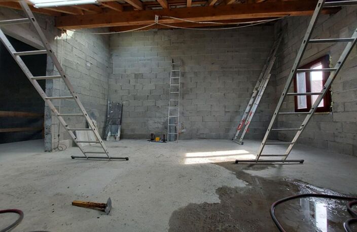 RARE À TALLOIRES-MONTMIN, 150 m² de plateau À RÉNOVER , VUE MONTAGNE , FORT POTENTIEL — photo 3