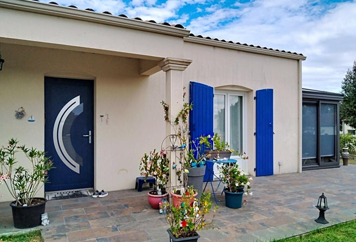 Maison de 110m² avec 3 chambres, véranda et garage à Saint Romain De Benet 289 000 — photo 1