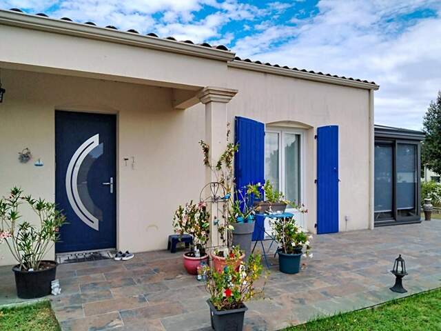 Maison de 110m² avec 3 chambres, véranda et garage à Saint Romain De Benet 289 000 — photo du bien