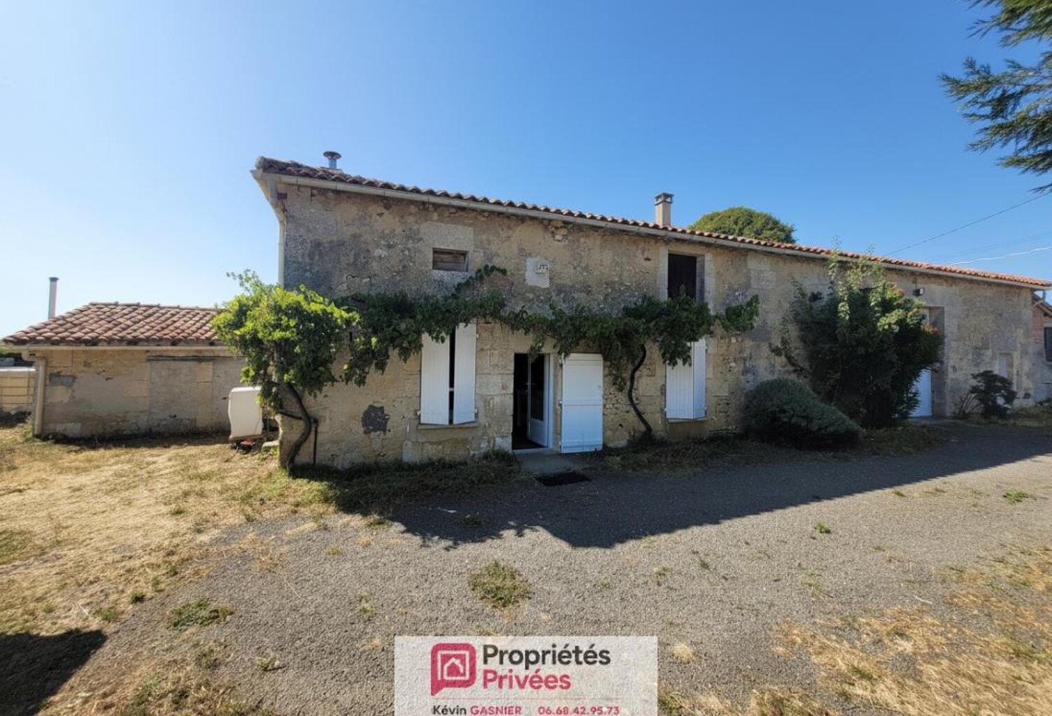 DIGNAC (16410) : Maison en pierre de 76m2 avec grange et atelier — photo 1