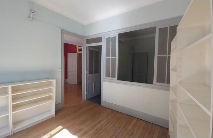 Exclusivité : 3 pièces de 75 m² à fort potentiel à Villeurbanne Hyper-centre — photo 2