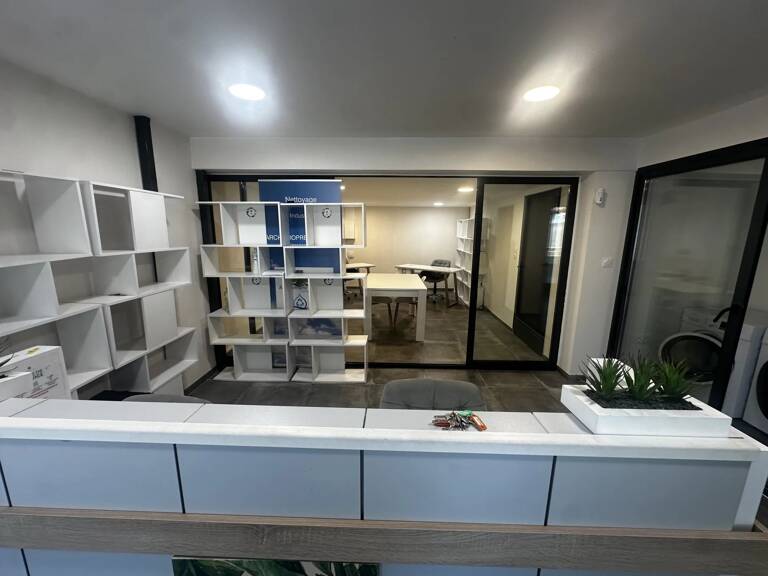 local 53 m2 rdc plus 47m2 en mezzanine. 100m2 utile  plus parking. — photo 1