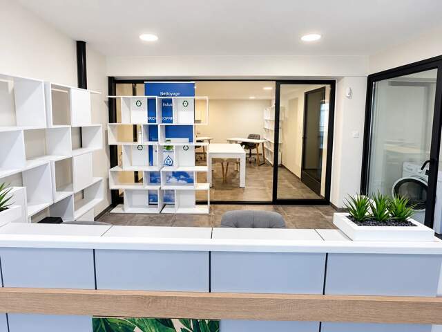 local 53 m2 rdc plus 47m2 en mezzanine. 100m2 utile  plus parking. — photo du bien