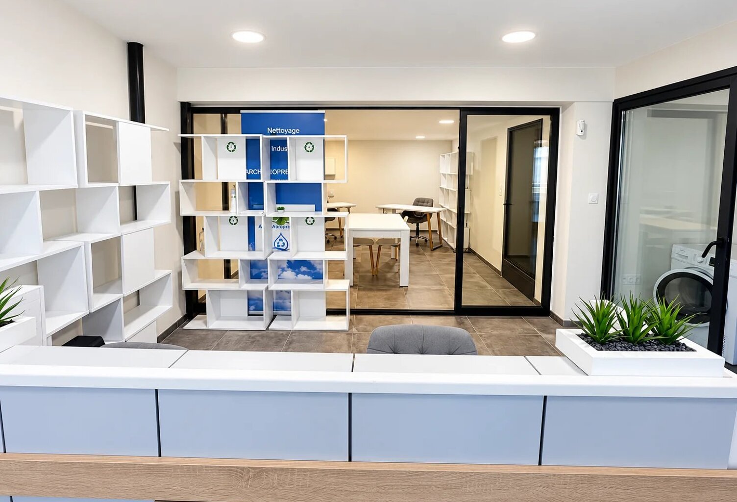 local 53 m2 rdc plus 47m2 en mezzanine. 100m2 utile  plus parking. — photo 1