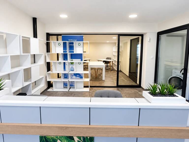 local 53 m2 rdc plus 47m2 en mezzanine. 100m2 utile  plus parking. — photo 1