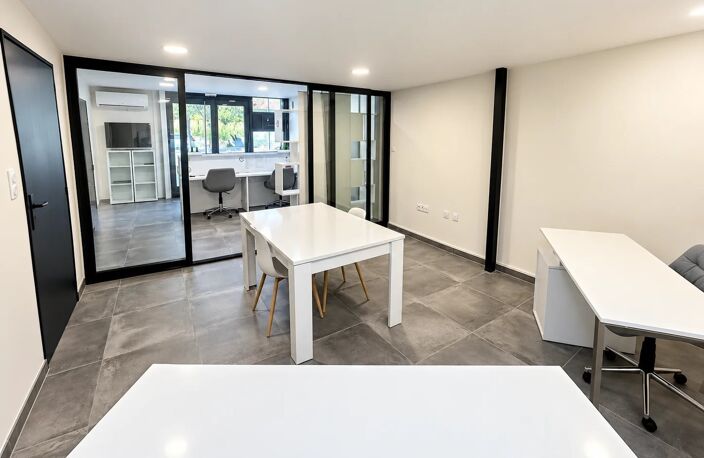 local 53 m2 rdc plus 47m2 en mezzanine. 100m2 utile  plus parking. — photo 2