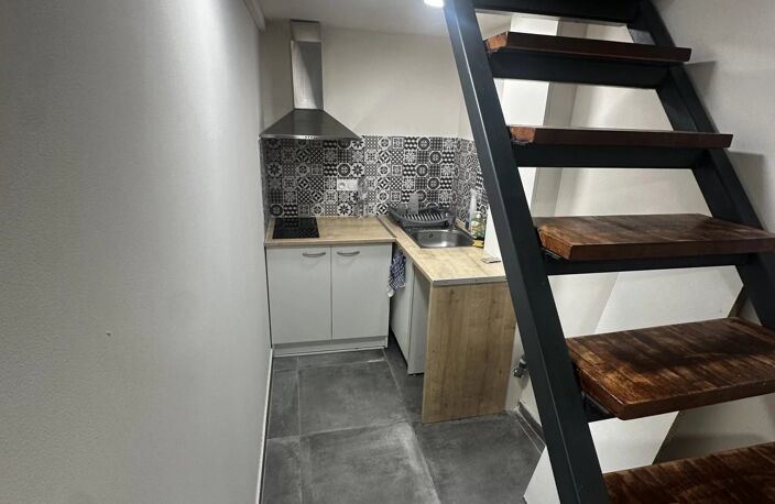 local 53 m2 rdc plus 47m2 en mezzanine. 100m2 utile  plus parking. — photo 3