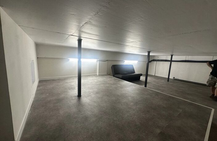 local 53 m2 rdc plus 47m2 en mezzanine. 100m2 utile  plus parking. — photo 5