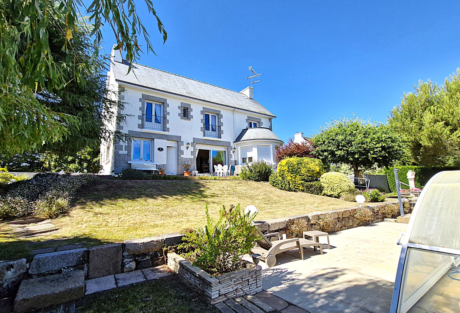 Propriété d'architecte de caractère   Parc paysager, piscine — photo 1