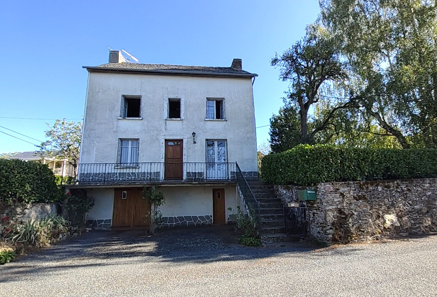 Maison en pierres avec grange et terrain arboré — photo 1