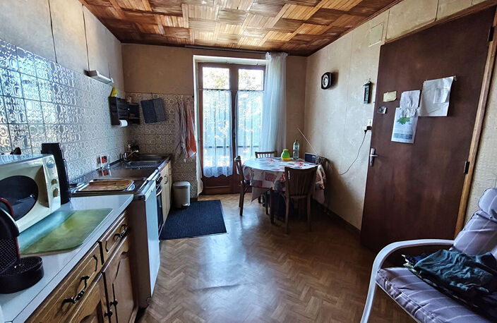 Maison en pierres avec grange et terrain arboré — photo 4