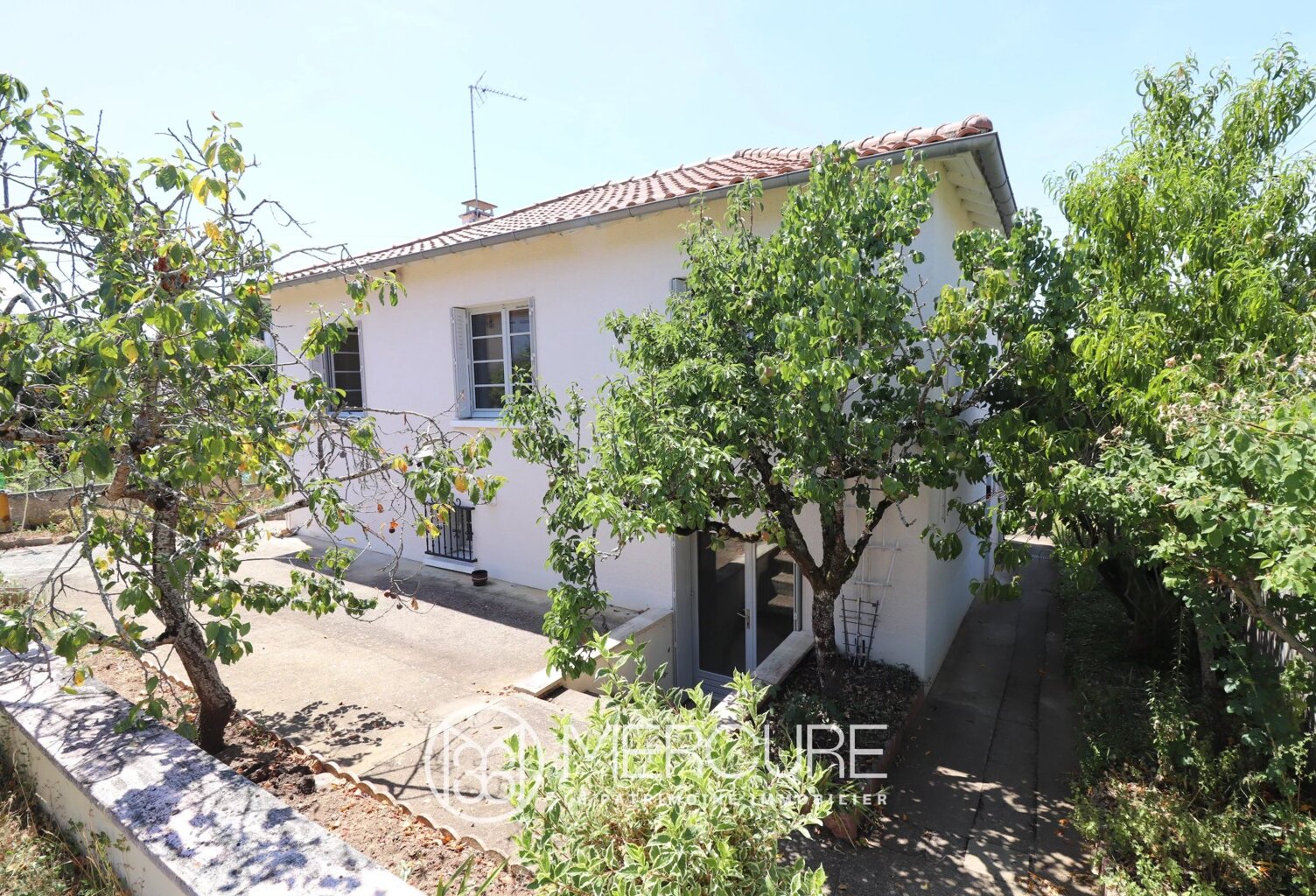 Maison familiale avec jardin arboré et nombreuses chambres — photo 1