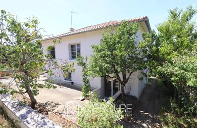Maison familiale avec jardin arboré et nombreuses chambres — photo du bien