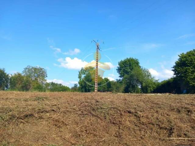 Terrain constructible non viabilisé 2055m² — photo du bien
