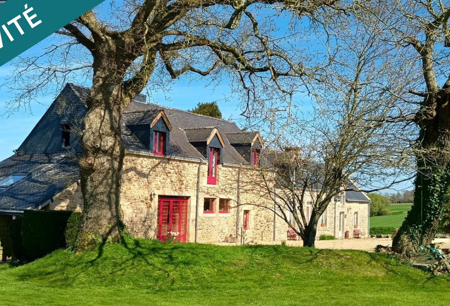 ENSEMBLE IMMOBILIER DE 265 M2 COMPOSE D'UNE MAISON D'HABITATION ET DE DEUX GÎTES — photo 1