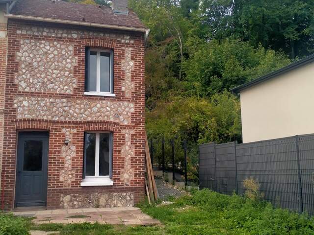 Située dans la charmante commune de Freneuse (76410), — photo du bien