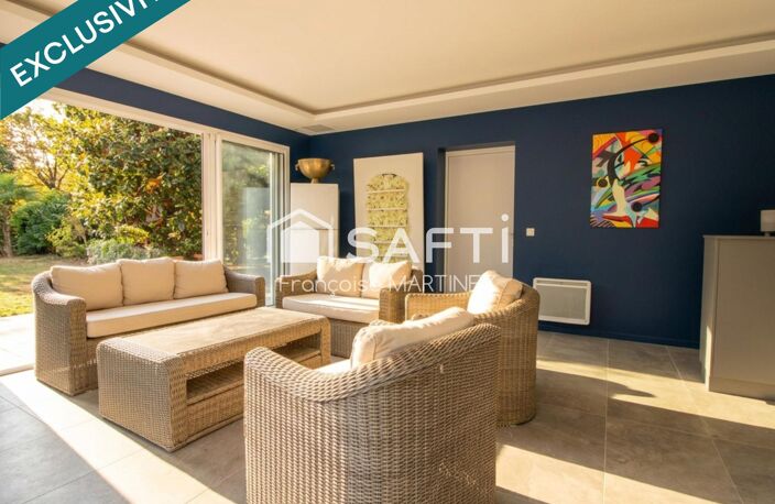 Au coeur d'un parc arboré, une maison rénovée avec raffinement — photo 2