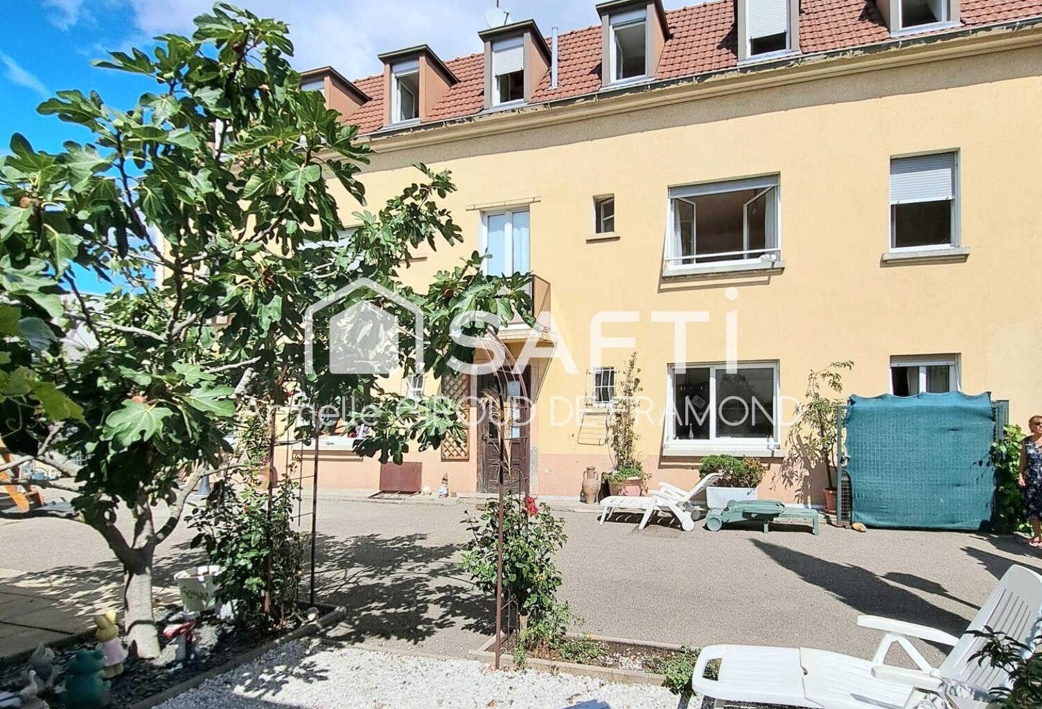 COUP DE CUR  BELLE MAISON DE CARACTÈRE AVEC PISCINE, JARDIN ET 4 GARAGES - SANS VIS-À-VIS ET ENVIRONNEMENT CALME EN PLEINE VILLE AVEC TOUTES LES COMMODITÉS. — photo 1