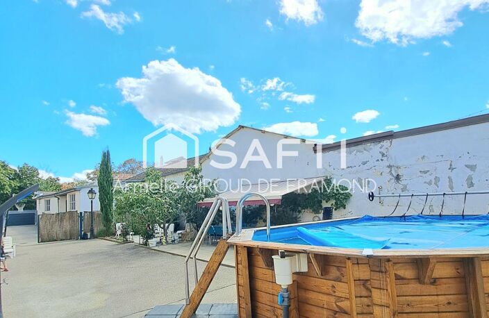 COUP DE CUR  BELLE MAISON DE CARACTÈRE AVEC PISCINE, JARDIN ET 4 GARAGES - SANS VIS-À-VIS ET ENVIRONNEMENT CALME EN PLEINE VILLE AVEC TOUTES LES COMMODITÉS. — photo 2