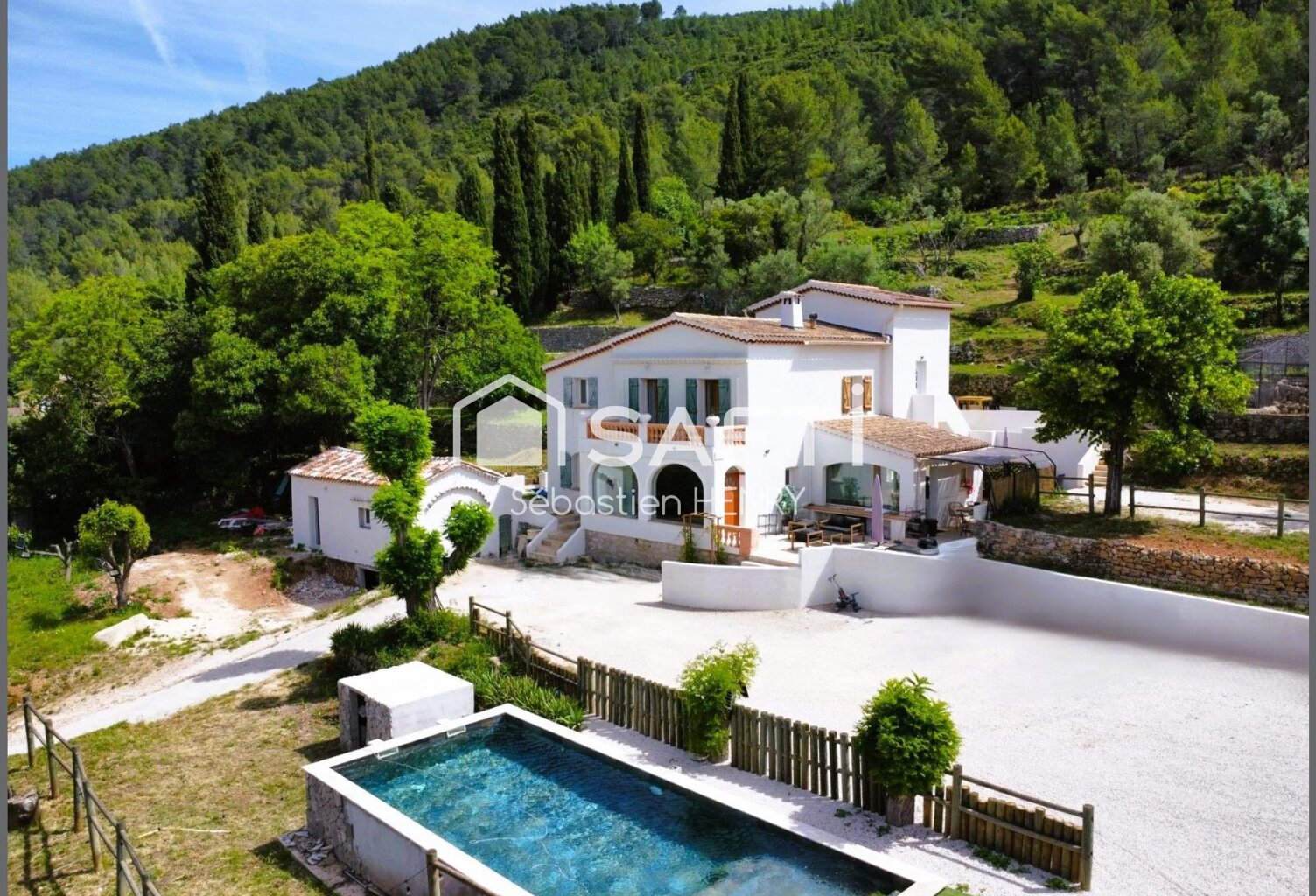 Grande maison et trois appartements sur un terrain de 24000m² — photo 1