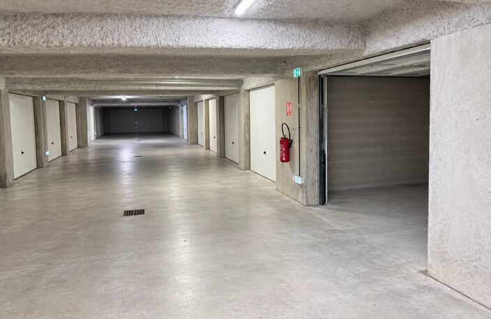 750 M DE LA GARE SNCF - GRAND GARAGE - 24 M² — photo 2