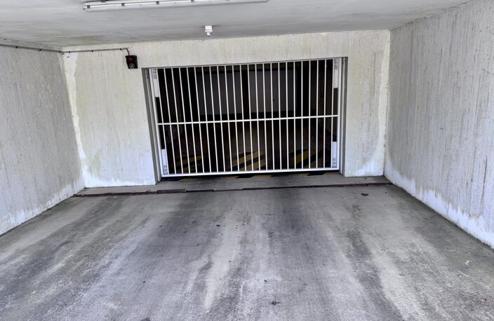 750 M DE LA GARE SNCF - GRAND GARAGE - 24 M² — photo 5