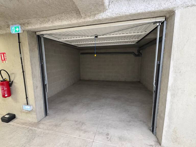 750 M DE LA GARE SNCF - GRAND GARAGE - 24 M² — photo 1