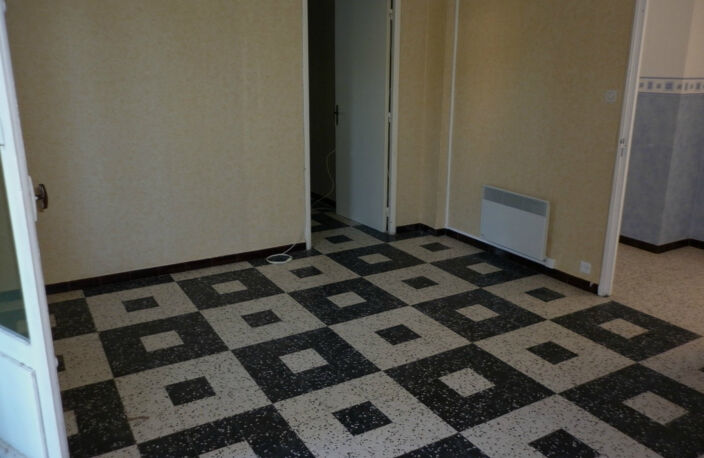 location appartement T5 avec  grand balcon et cave à la rési — photo 2