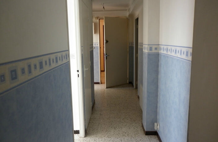 location appartement T5 avec  grand balcon et cave à la rési — photo 4