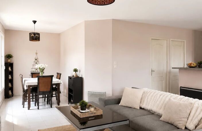 Maison trois chambres, avec garage et piscine. — photo 3