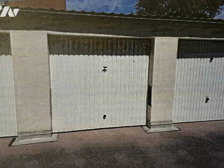 Garage   — photo 1