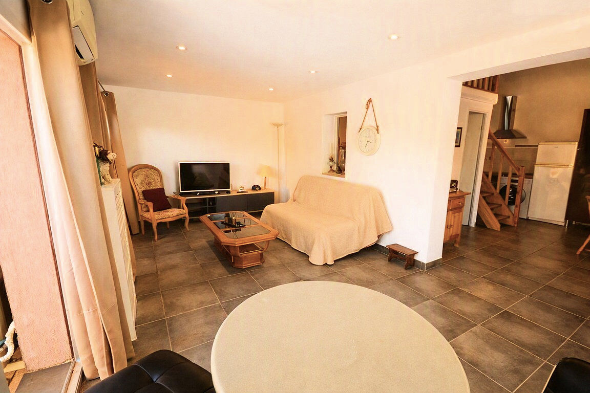 SAINT CEZAIRE SUR SIAGNE - VILLA JUMELEE DANS UN DOMAINE BOISE SECURISE AVEC PISCINE ET TENNIS