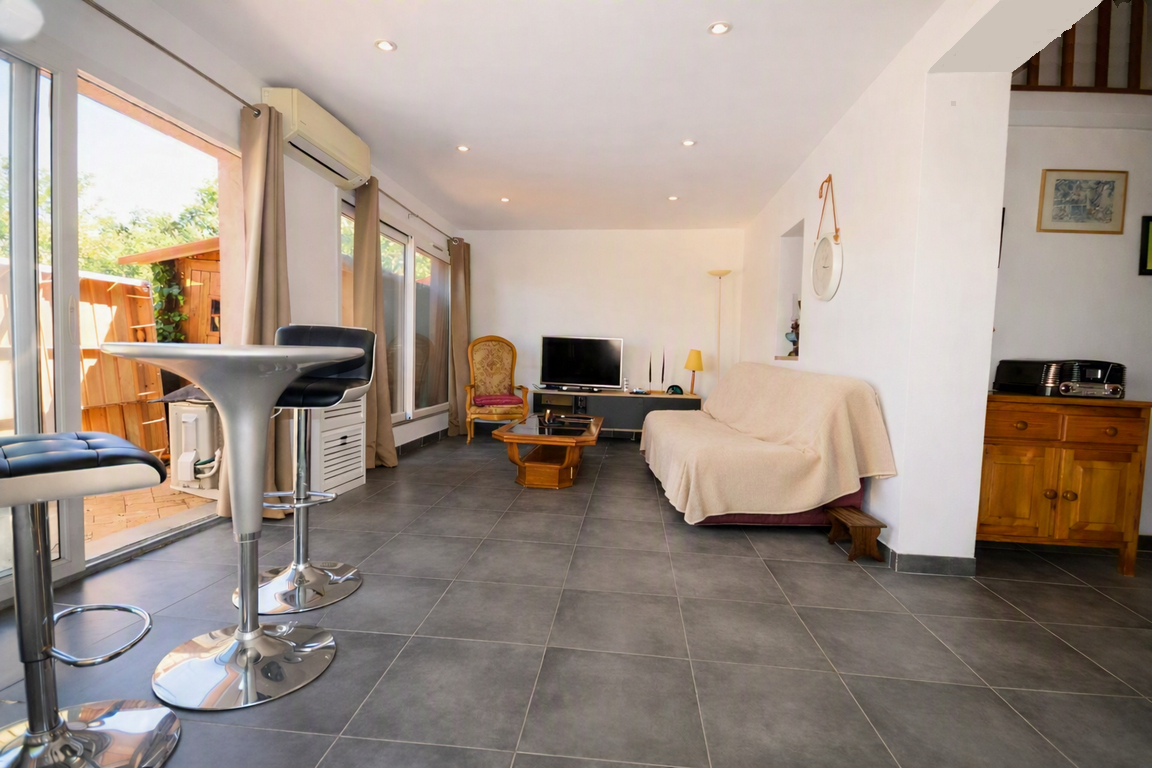 SAINT CEZAIRE SUR SIAGNE - VILLA JUMELEE DANS UN DOMAINE BOISE SECURISE AVEC PISCINE ET TENNIS