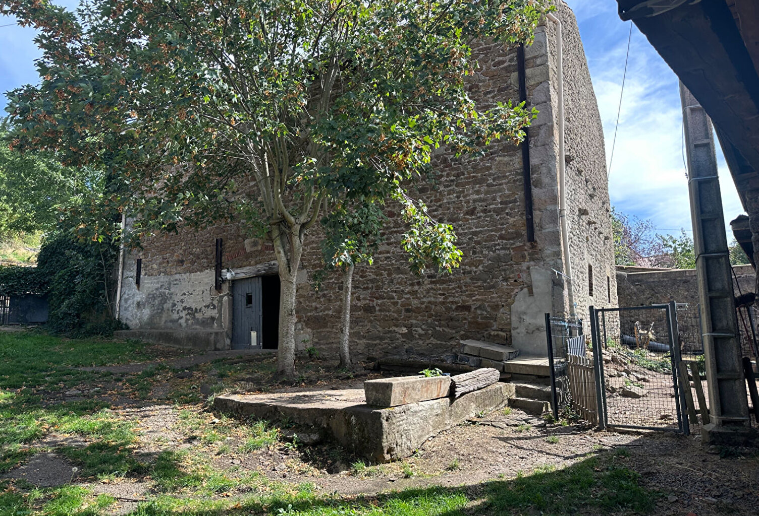 Grange à SAINT JEAN BONNEFONDS — photo 1