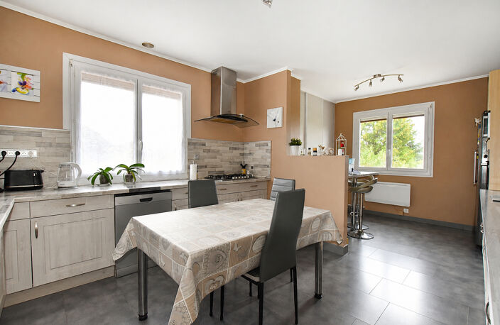 MAISON SPACIEUSE AVEC SOUS SOL TOTAL, PROCHE DES COMMERCES : — photo 2